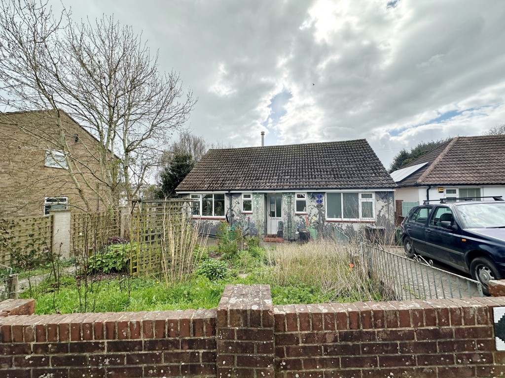 Lot: 125 - THREE-BEDROOM DETACHED HOUSE WITH POTENTIAL - Front of Detached property